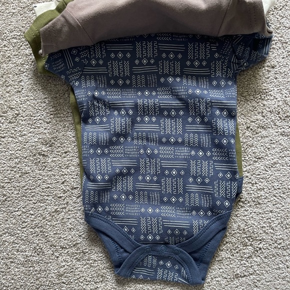 5-pack Baby Onesies 2 0-3m, 3 3-6m onesies - Picture 4 of 5